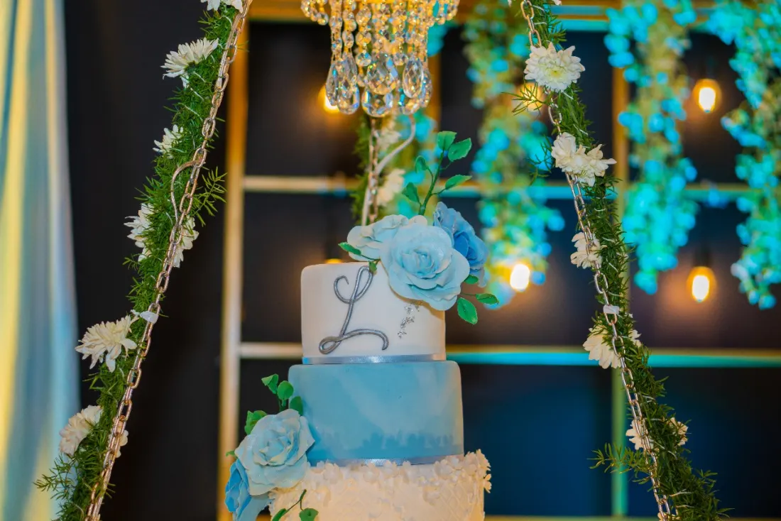 Torta de boda celeste de tres pisos con flores