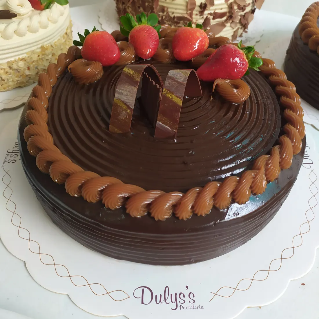 Torta de chocolate con fresas de la vitrina