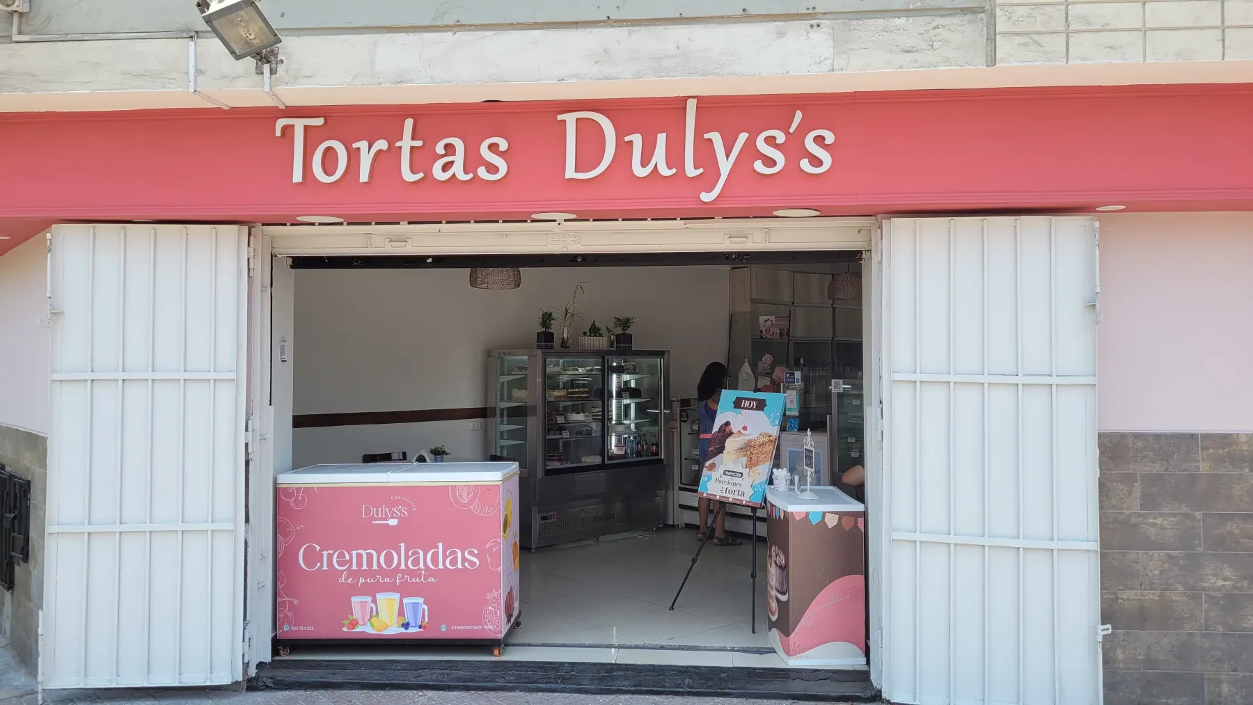 Fachada de la tienda Tortas Dulys's con su letrero rosado