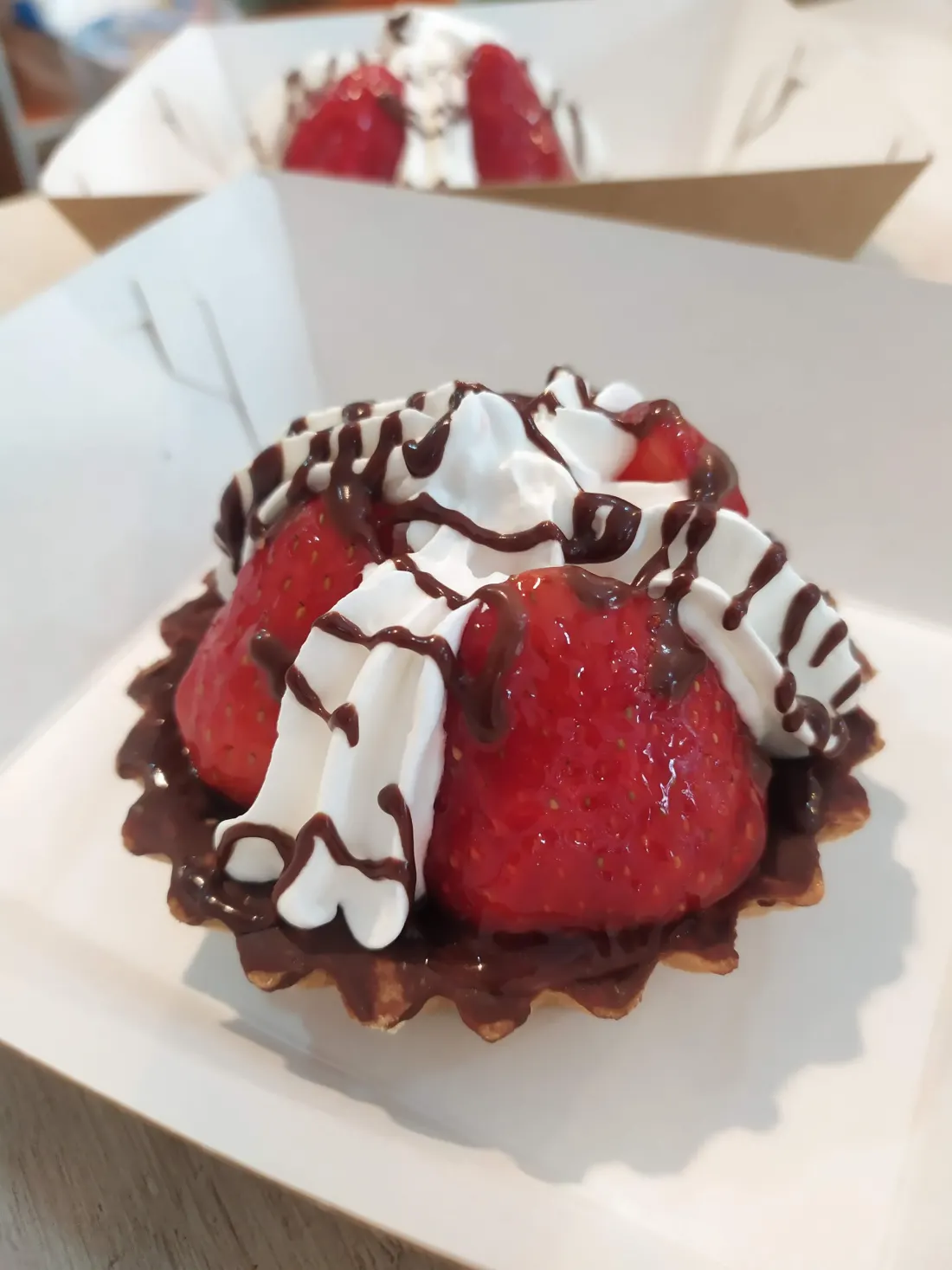 Tartaleta de fresa con chocolate y crema
