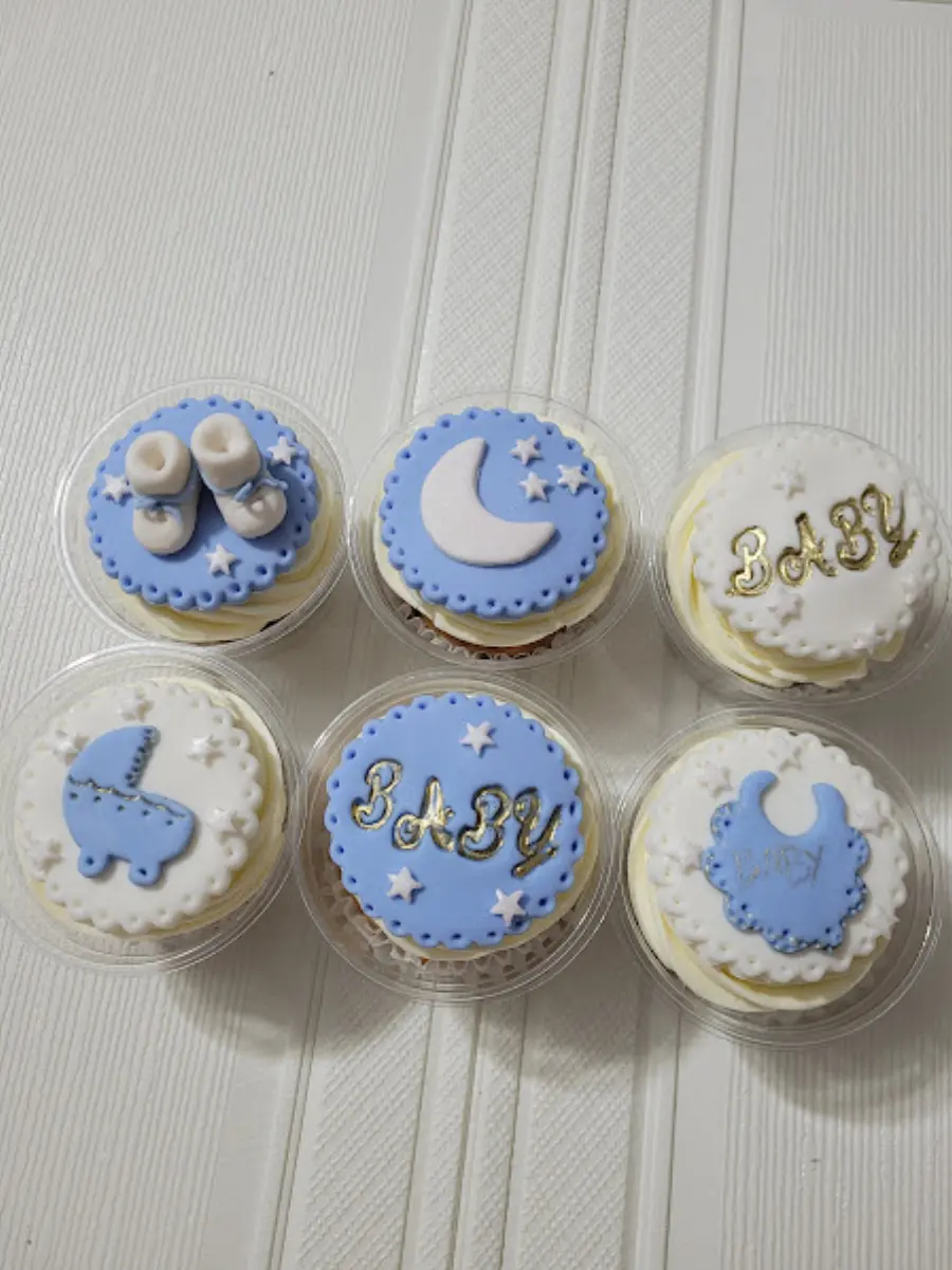 Cupcakes decorados para baby shower en celeste