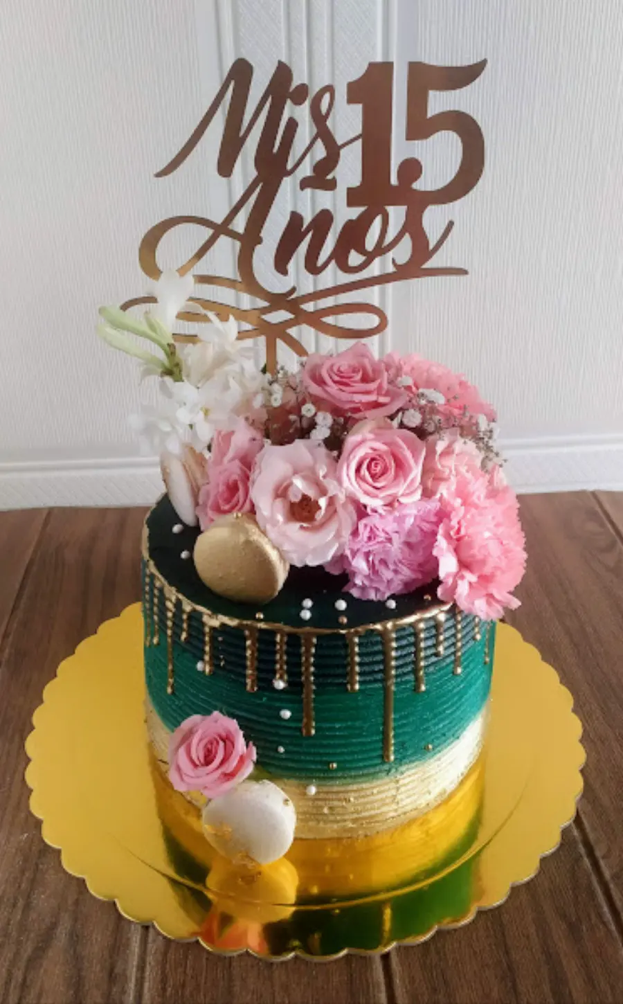 Torta de quince años con drip dorado y flores
