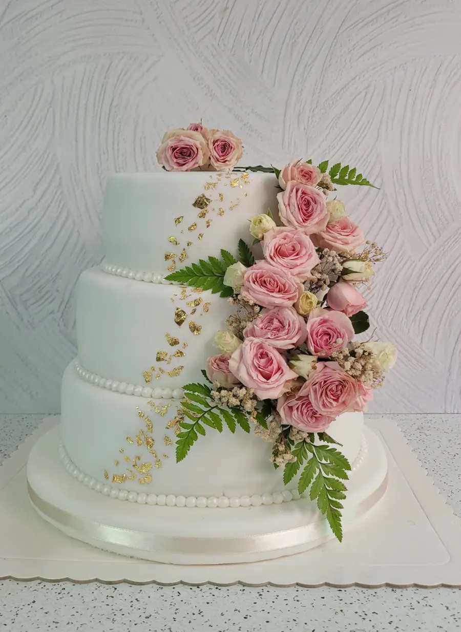 Torta de boda de tres pisos con rosas naturales
