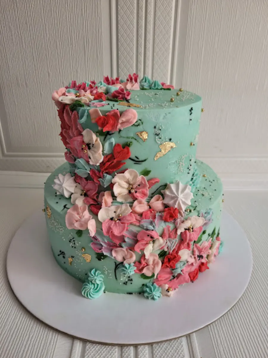 Torta de dos pisos en buttercream con flores